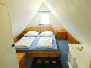 Schlafzimmer (Doppelbett) im Spitzboden
